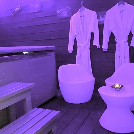 Dependance Cosy Climatisee Jacuzzi Diner Aux Chandelles Vauvert